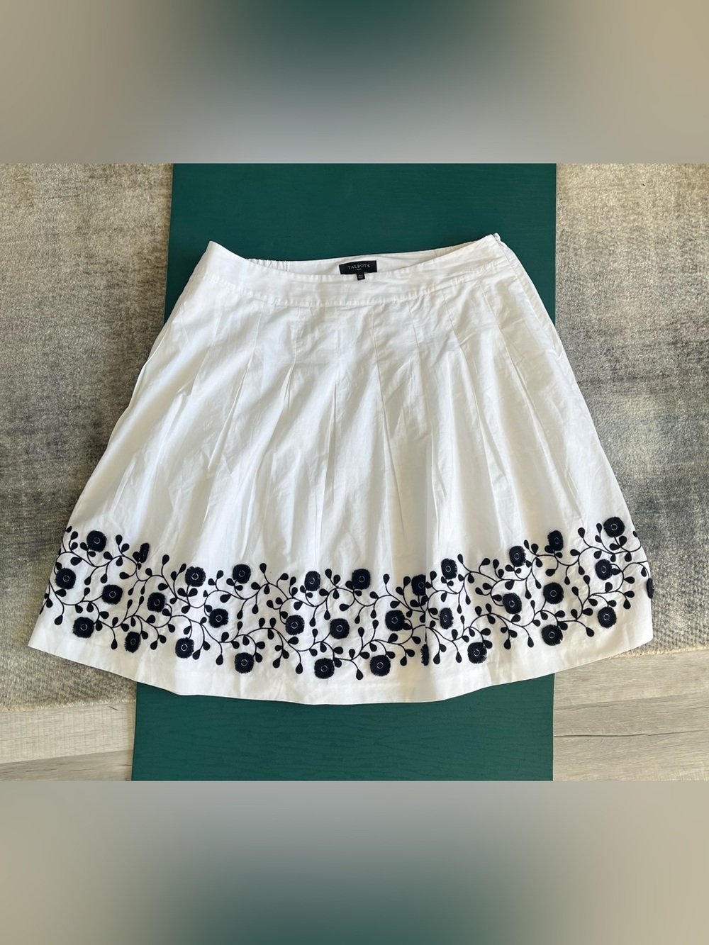 Talbots White Skirt Black Flower Embroidered Lined Pockets Cotton Pleat Size 16W